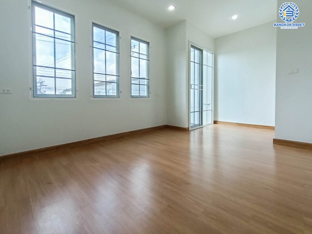 ทาวน์โฮมมือสอง ม. โกลเด้นทาวน์ วิภาวดี-แจ้งวัฒนะ สภาพดีมาก พร้อมเข้าอยู่ บนเนื้อกว่า 19 ตร.ว. 4 ห้องนอน 3 ห้องน้ำ 2 ที่จอดรถ บนทำเลศักยภาพเชื่อมต่อถนนหลายเส้นทางมาก ได้แก่ แจ้งวัฒนะ, ถนนสรงประภา, ลฯล เดินทางสะดวก ใกล้รถไฟฟ้าสถานี "หลักสี่" และ จุดขึ้นทางด่วน "ศรีสมาน"...